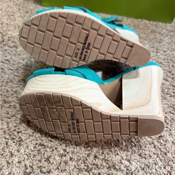 Women’s Green Crisscross Platform Wedge Sandals - Picture 5 of 6